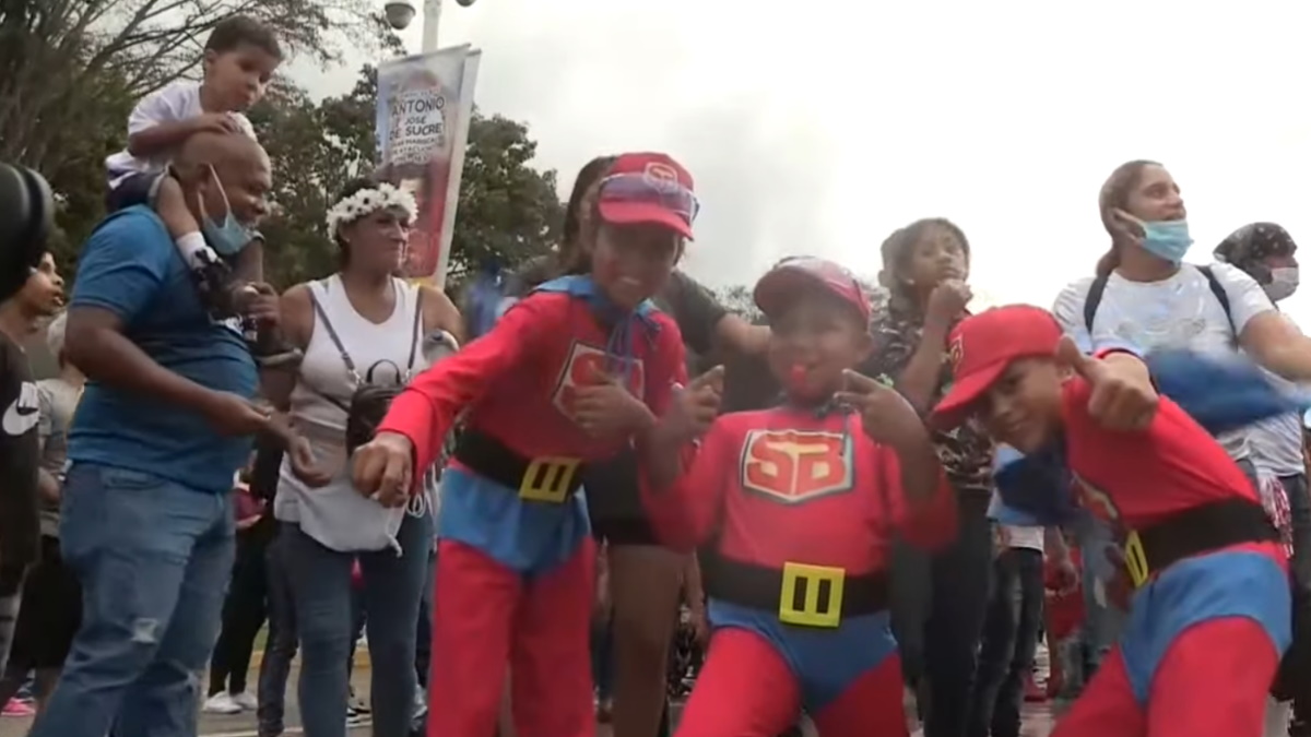 Los populares “superbigotes” caraqueños celebran el carnaval
