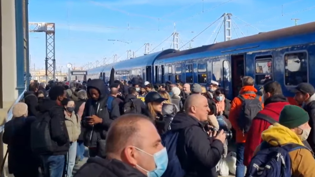 Budapest, estación de tránsito para los que huyen de la guerra