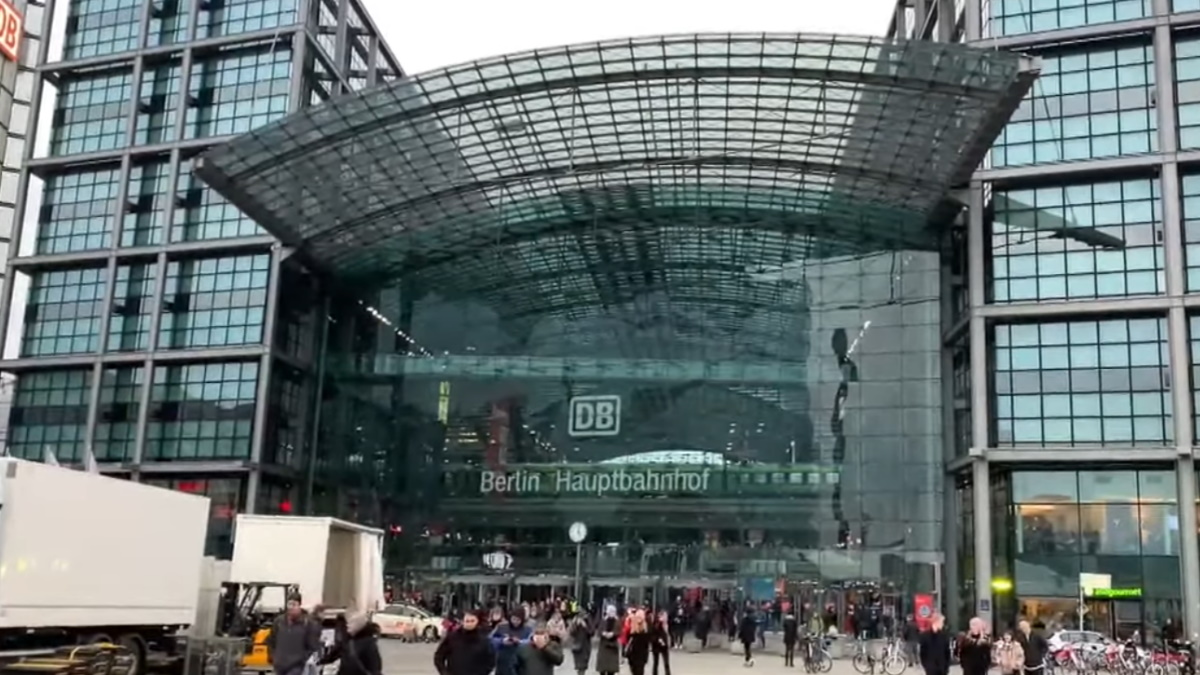 Berlín se abre a una ola de desplazados que recuerda más a 1945 que a 2015