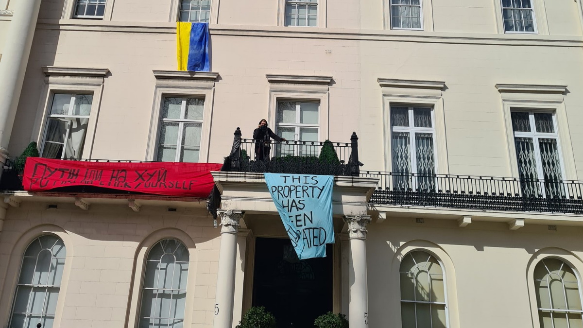 Toman la mansión de un magnate ruso en Londres como protesta