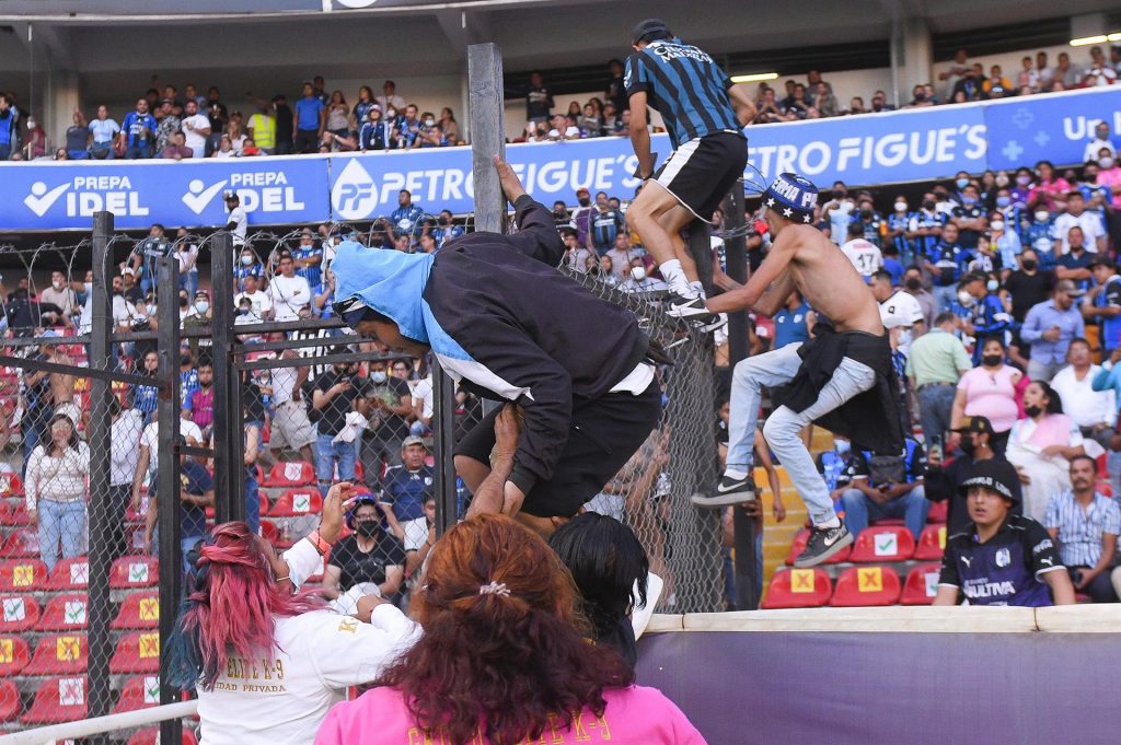Detienen a tres policías por violencia en el Estadio Corregidora - liga-mx-violencia-gallos-atlas-queretaro-barras-corregidora-4-1024x681
