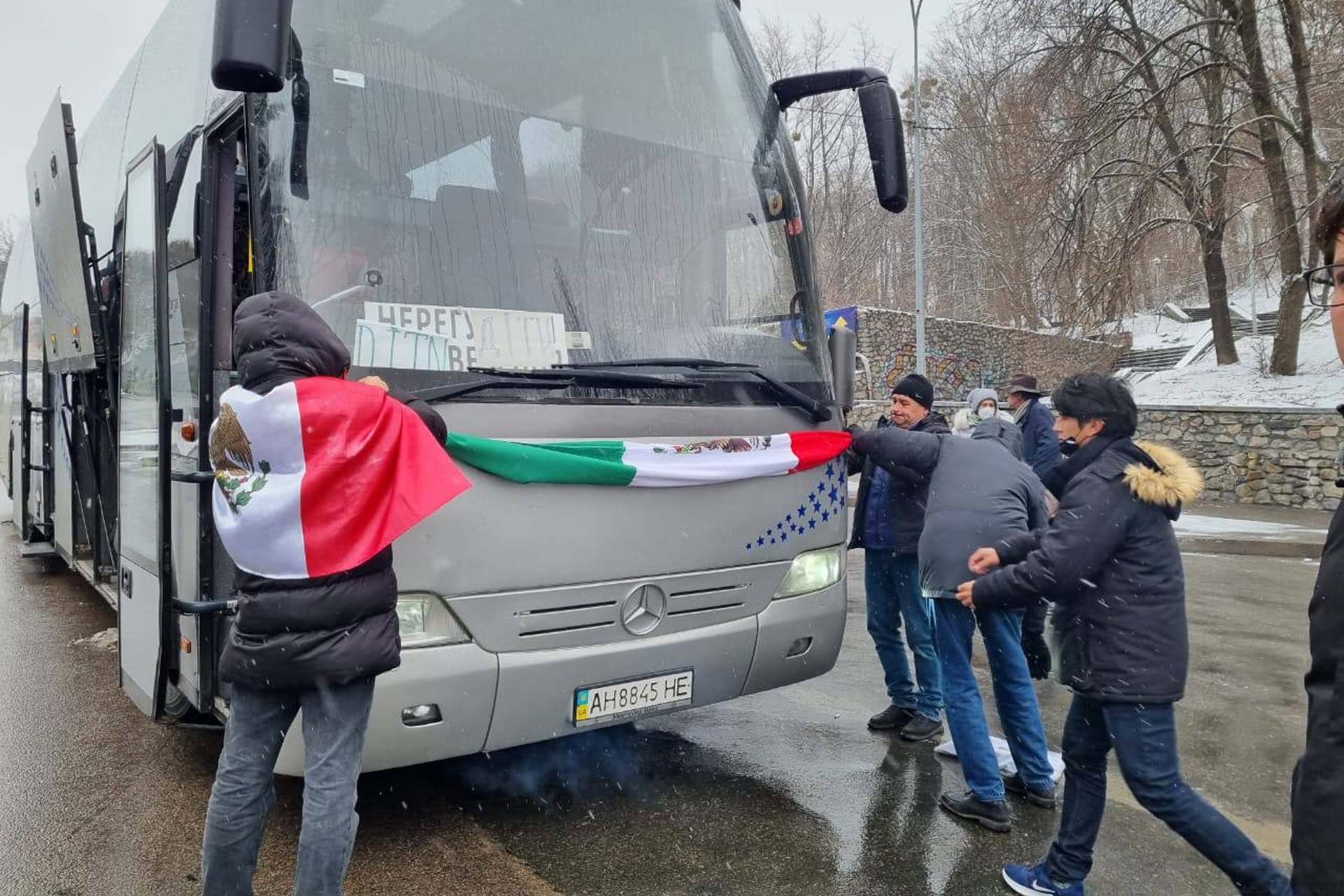 Mexicanos rescatados de Ucrania están en condiciones seguras: embajador de México en Rumania