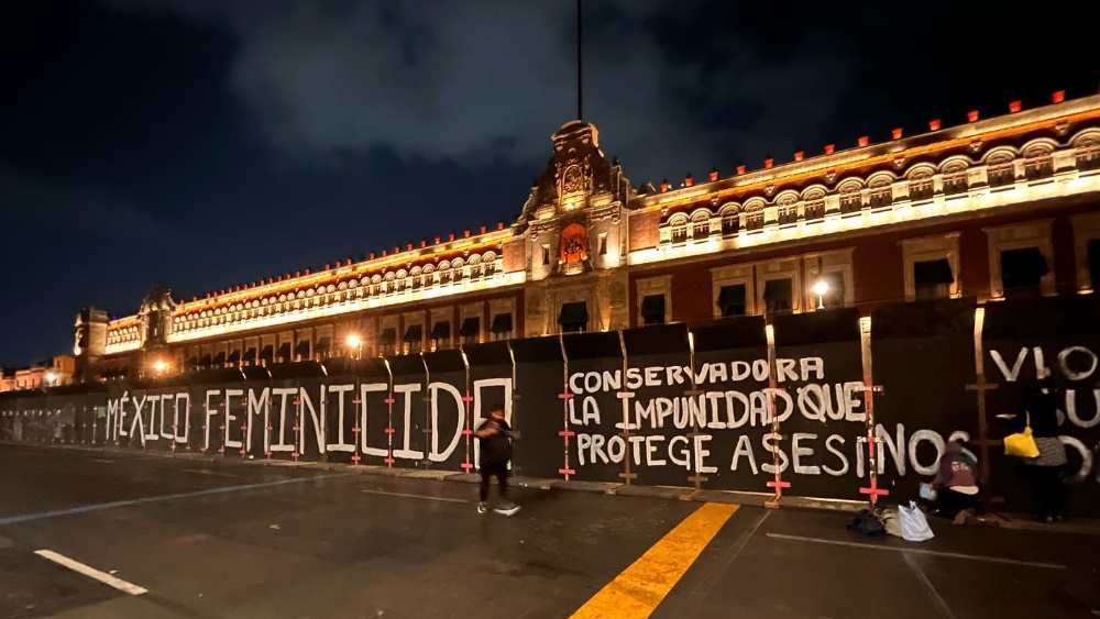 Colectivo escribe “México feminicida” en valla que protege Palacio Nacional Colectivo escribe “México feminicida” en valla que protege Palacio Nacional
