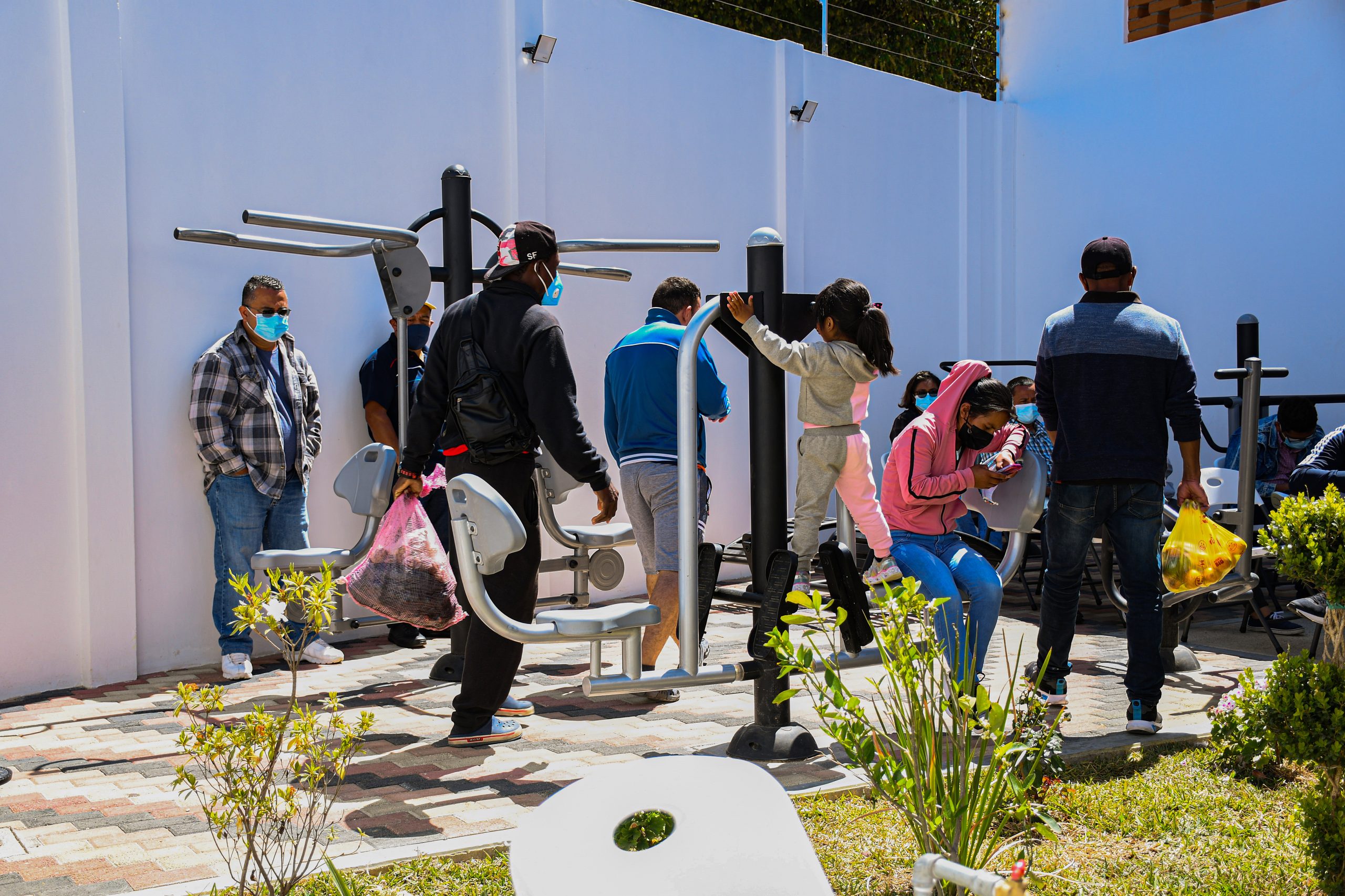 Centenares de migrantes avanzan por Chiapas tras cierre de oficina migratoria en Tapachula