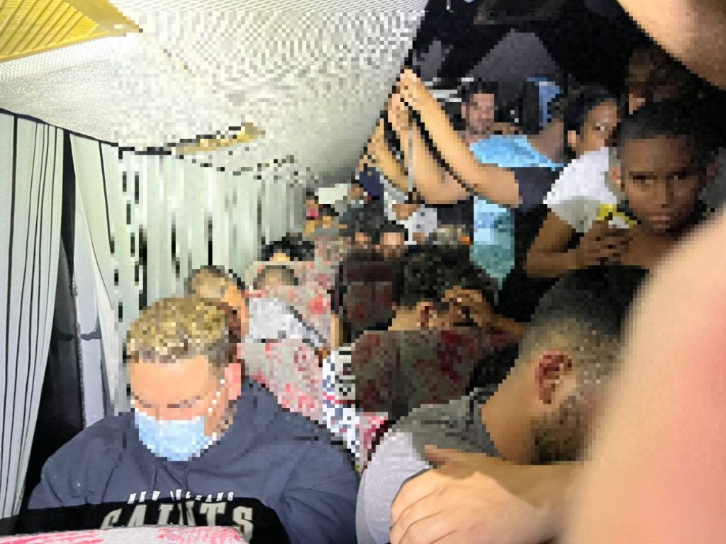 Hallan a 101 migrantes a bordo de un autobús en Oaxaca - migrantes-oaxaca-ocultos-2-1024x768