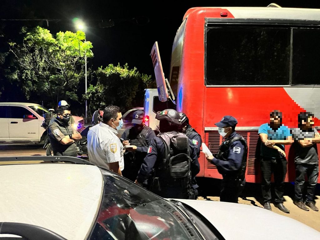 Hallan a 101 migrantes a bordo de un autobús en Oaxaca - migrantes-oaxaca-ocultos-3-1024x768
