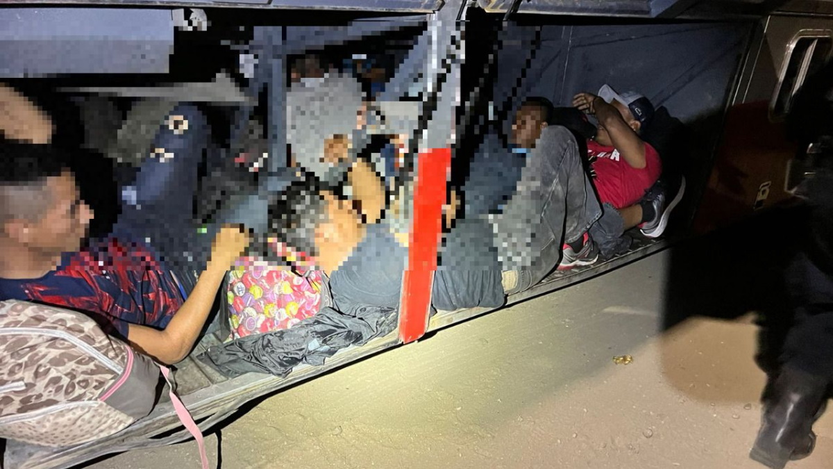 Hallan a 101 migrantes a bordo de un autobús en Oaxaca Hallan a 101 migrantes a bordo de un autobús en Oaxaca