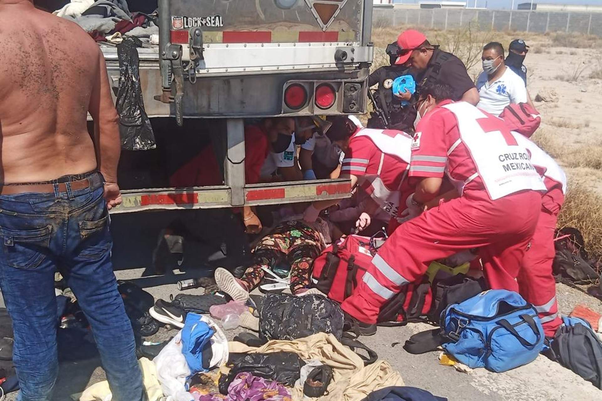 Abandonan tráiler con 160 migrantes en Coahuila