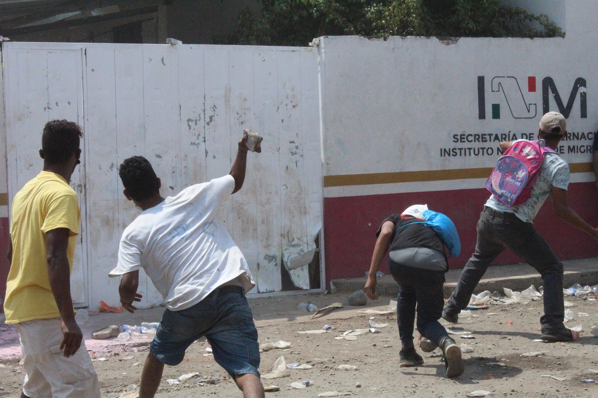#Video Migrantes vandalizan oficinas del INM en Tapachula; suspenden operaciones