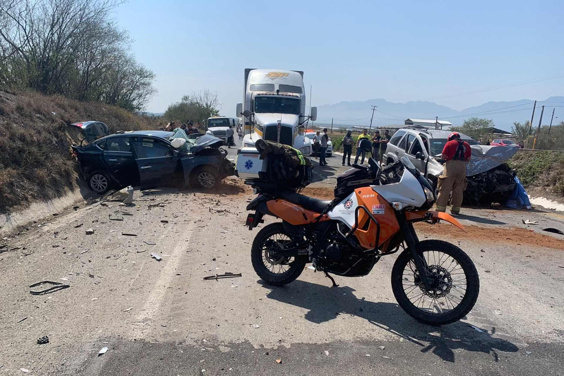 Accidente vial en Nuevo León deja dos muertos y tres heridos