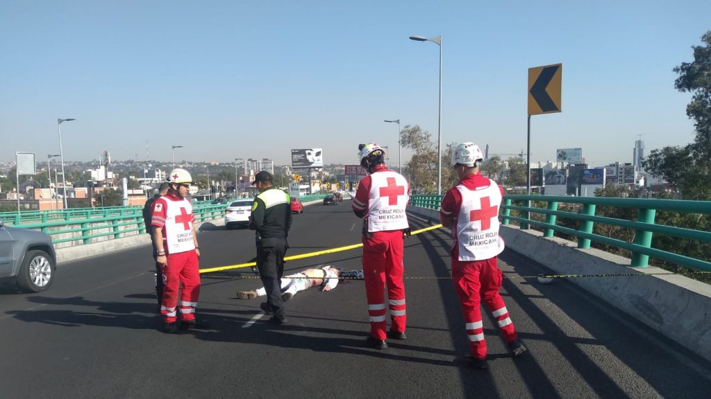 Mueren dos motociclistas tras chocar en el segundo piso del Periférico - motociclista-muerto-sobre-el-segundo-piso-del-periferico-1024x576