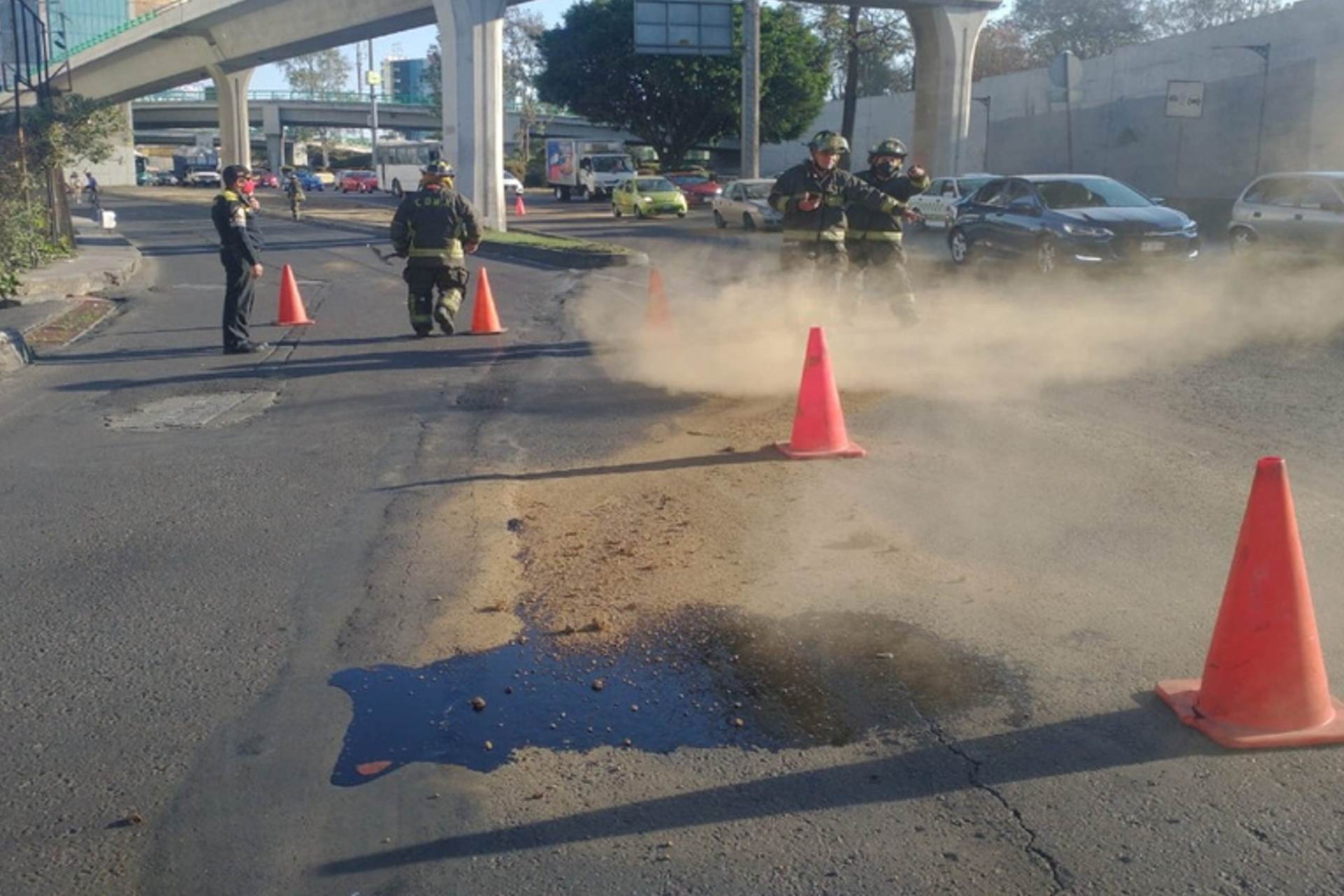 Dos motociclistas derrapan en Paseo de la Reforma de CDMX