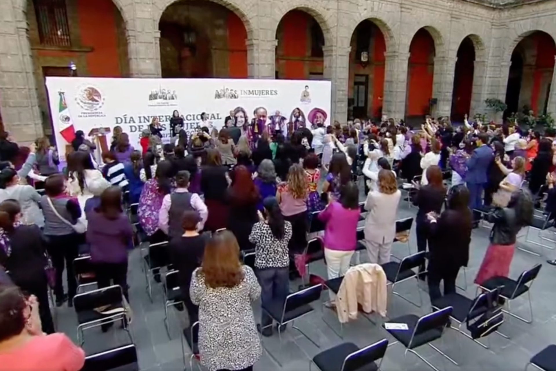 Mujeres de la 4-T ovacionan de pie a AMLO en evento por el #8M; “es un honor estar con Obrador” Mujeres de la 4-T ovacionan de pie a AMLO en evento por el #8M; “es un honor estar con Obrador”