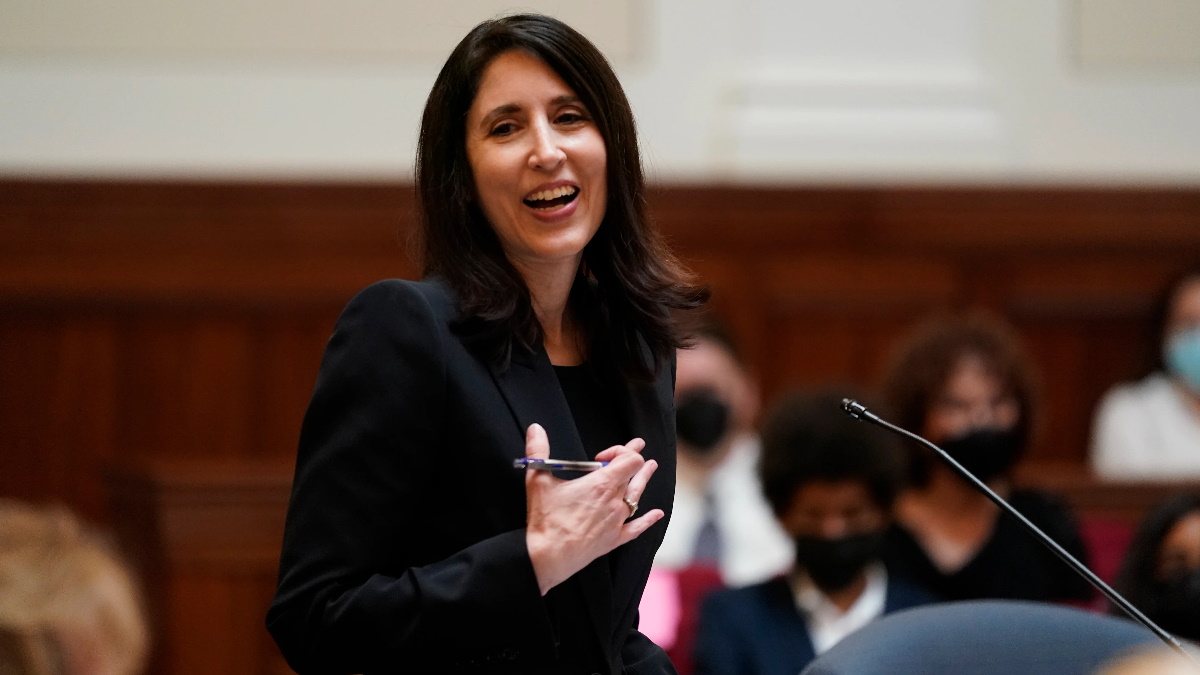 Latina hace historia al confirmarse para la Corte Suprema de California Latina hace historia al confirmarse para la Corte Suprema de California