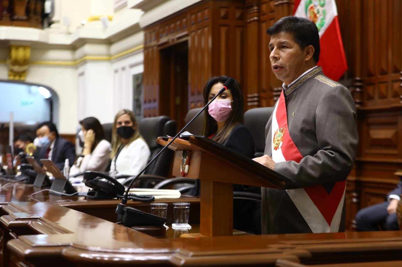 Parlamento de Perú suspende debate de destitución por discusión entre diputados