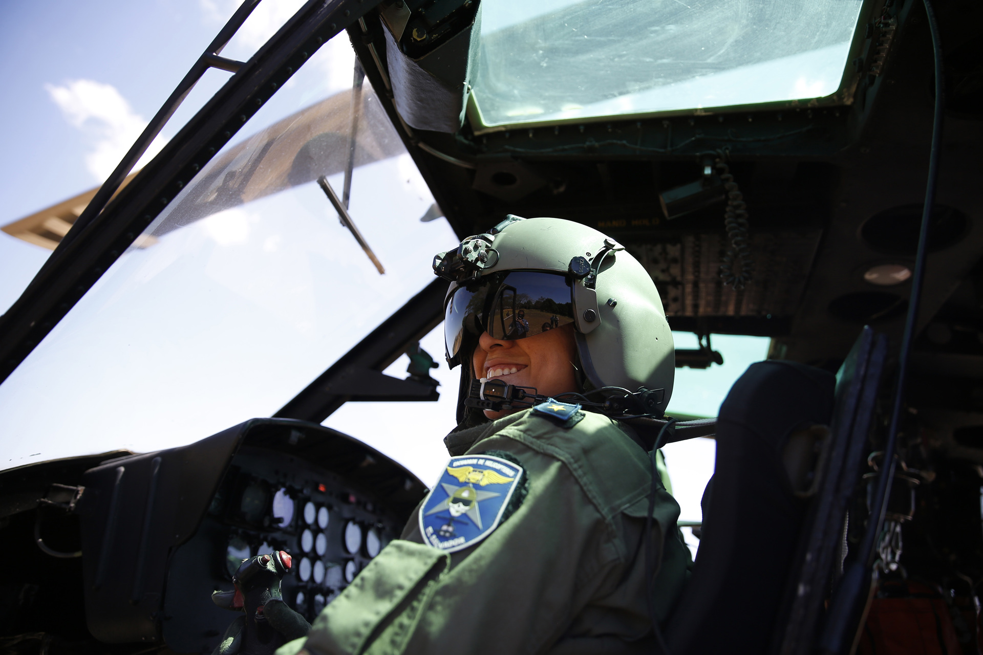 Piloto salvadoreña destaca en profesión militar