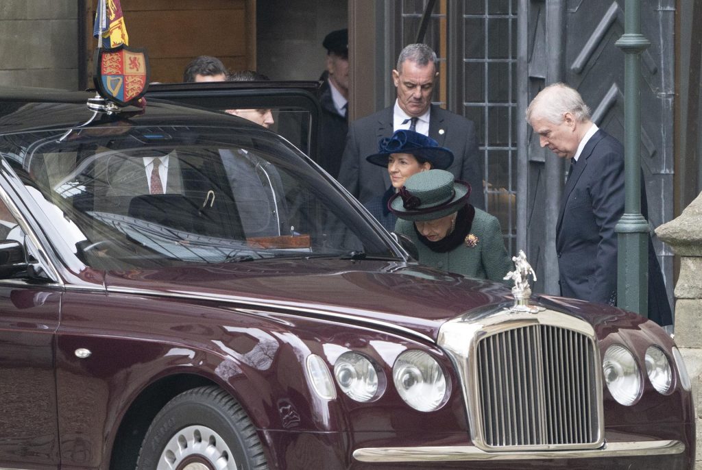 Isabel II exhibe su apoyo al príncipe Andrés en tributo al duque de Edimburgo - principe-andres-y-la-reina-isabel-ii-rumbo-al-homenaje-al-duque-de-edimburgo-1024x686