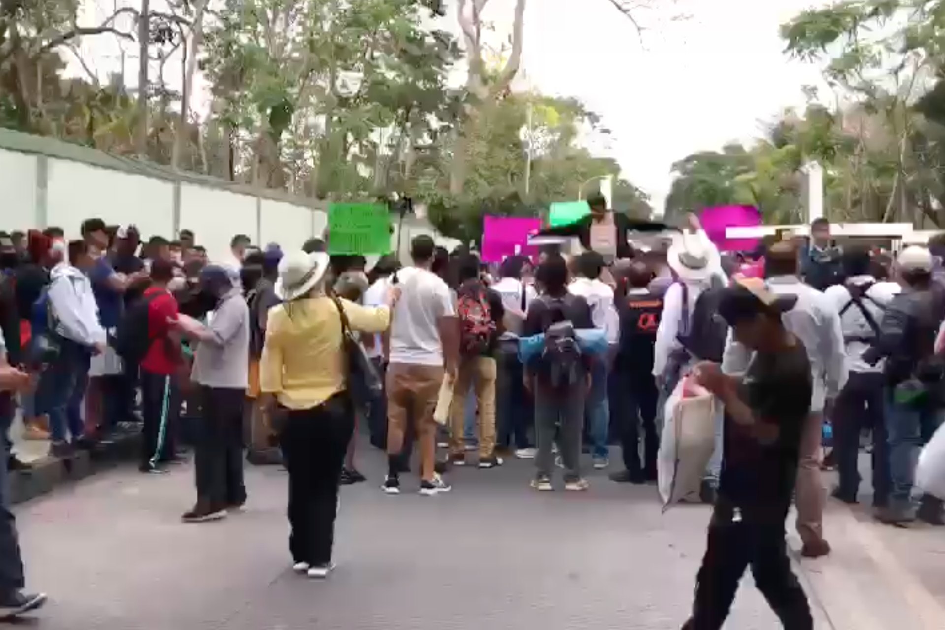 Migrantes protestan afuera de la conferencia matutina de López Obrador en Chiapas Migrantes protestan afuera de la conferencia matutina de López Obrador en Chiapas