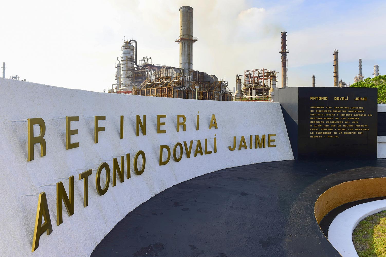 AMLO busca con gerentes de refinerías controlar precios de gasolinas AMLO busca con gerentes de refinerías controlar precios de gasolinas