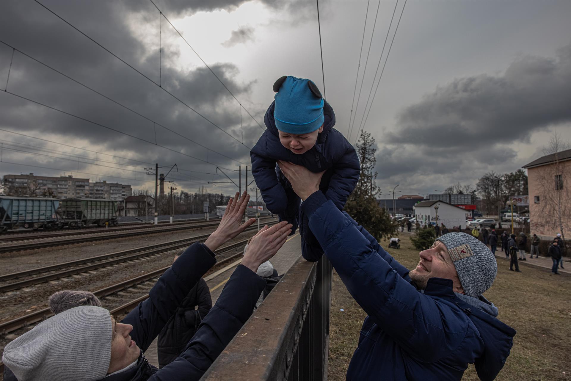 Unos 800 mil niños han abandonado Ucrania, muchos sin sus familias