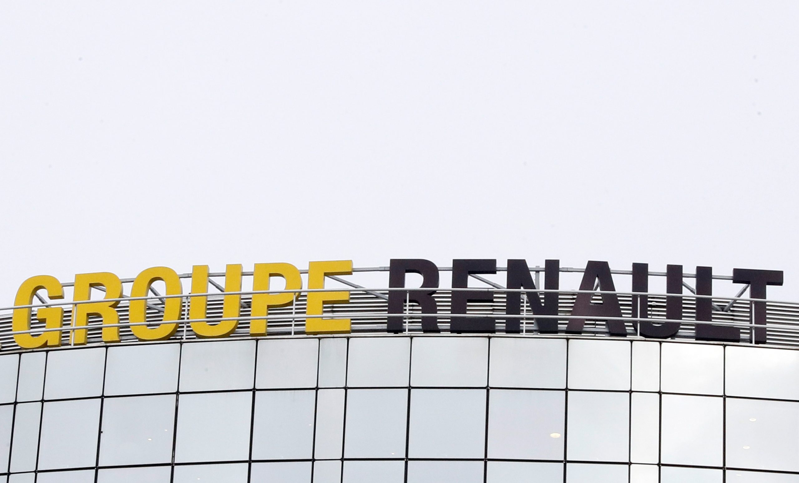 Renault anuncia la suspensión de sus actividades en Rusia