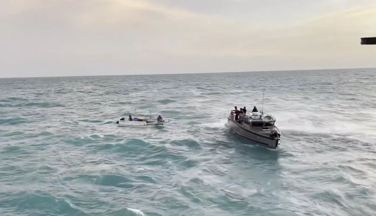 Rescatan en Campeche a dos pescadores tras 6 días perdidos Rescatan en Campeche a dos pescadores tras 6 días perdidos