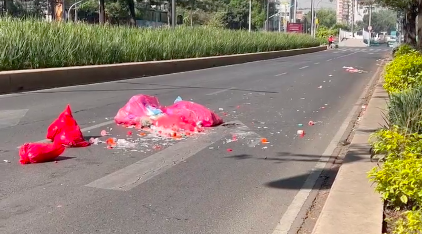 #Video Vehículo tira residuos peligrosos en Avenida Chapultepec