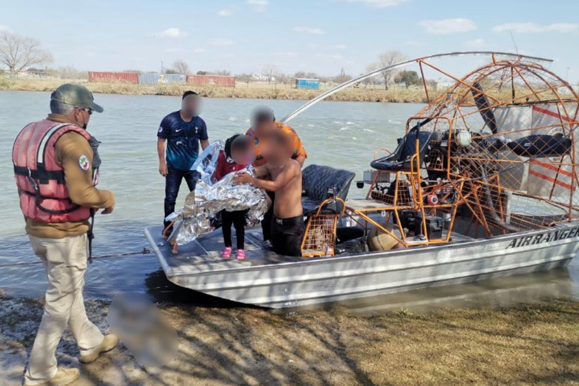 Rescata INM a 18 migrantes que quedaron atrapados en río Bravo Rescata INM a 18 migrantes que quedaron atrapados en río Bravo