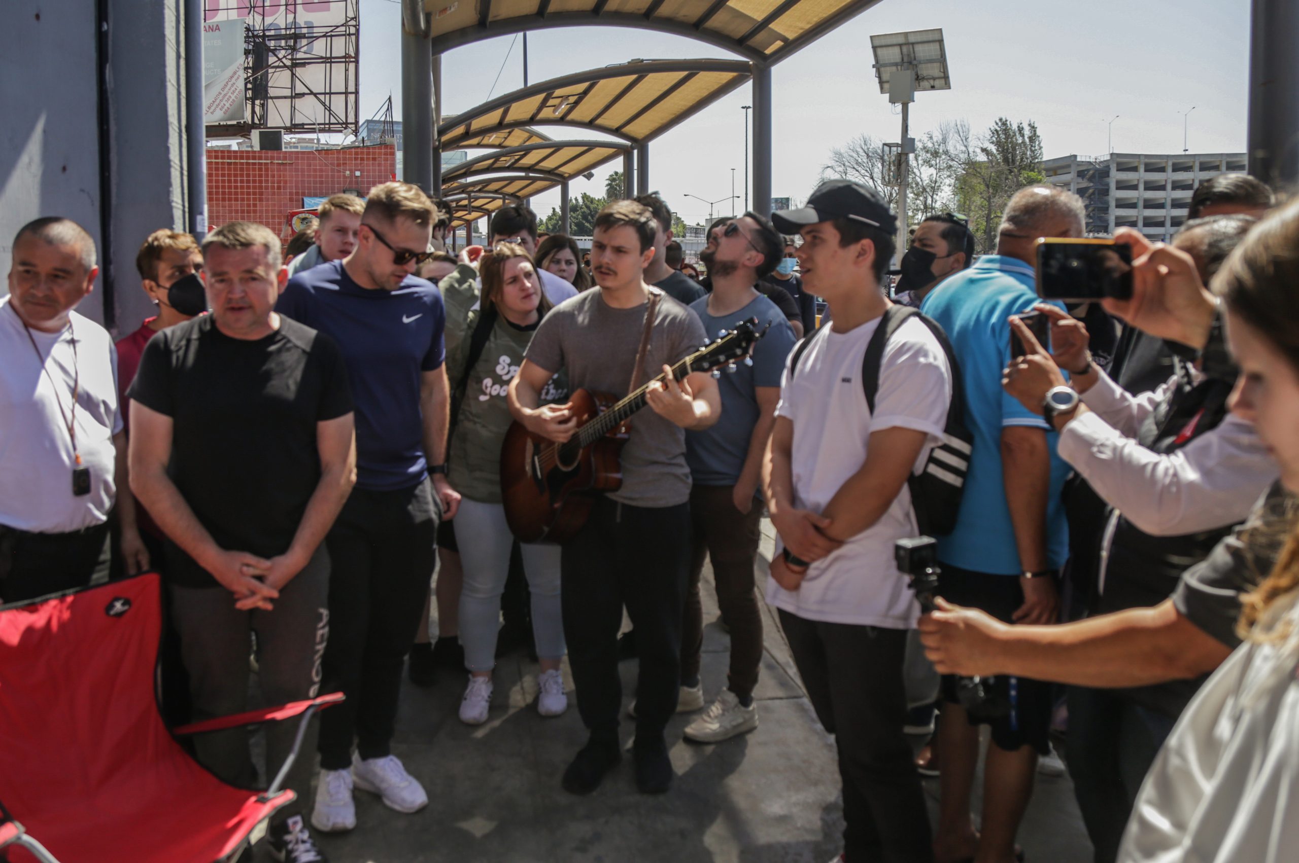 Rusos y ucranianos visitan a compatriotas en Tijuana