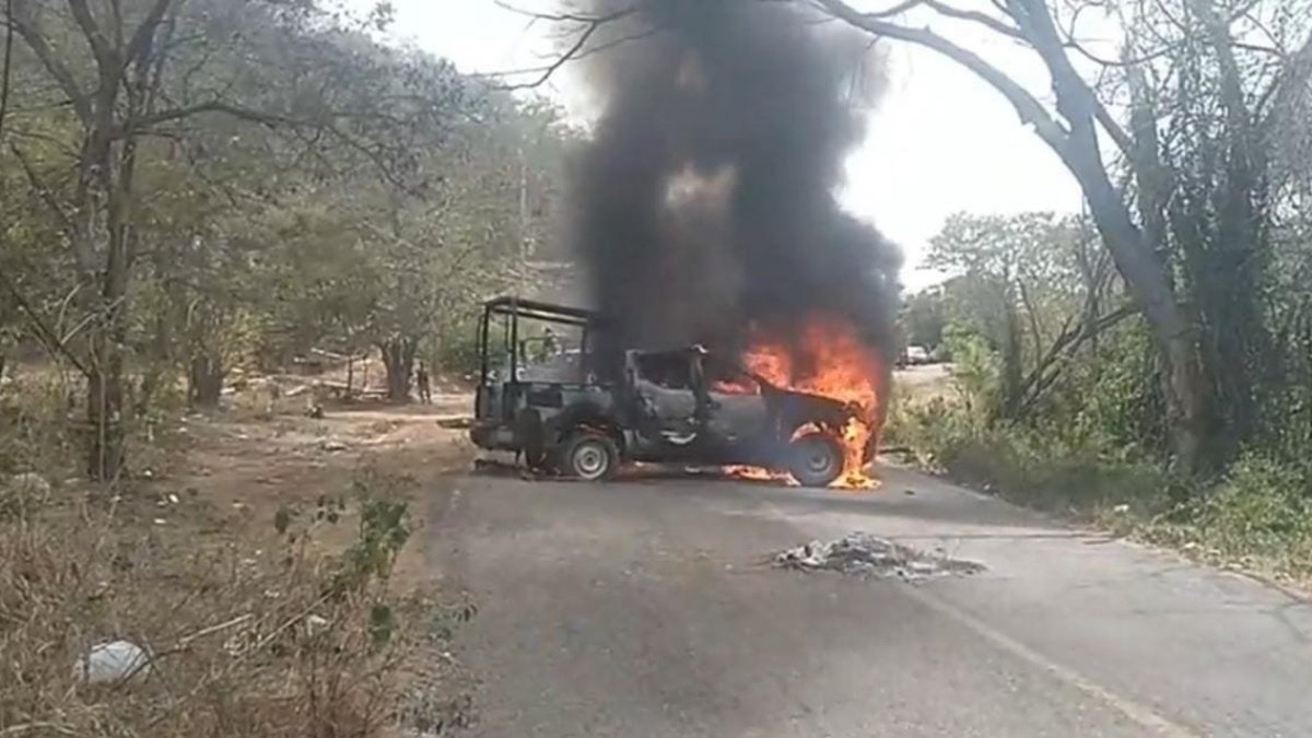 Pobladores incendian una patrulla durante jornada electoral en Santiago Laollaga, Oaxaca