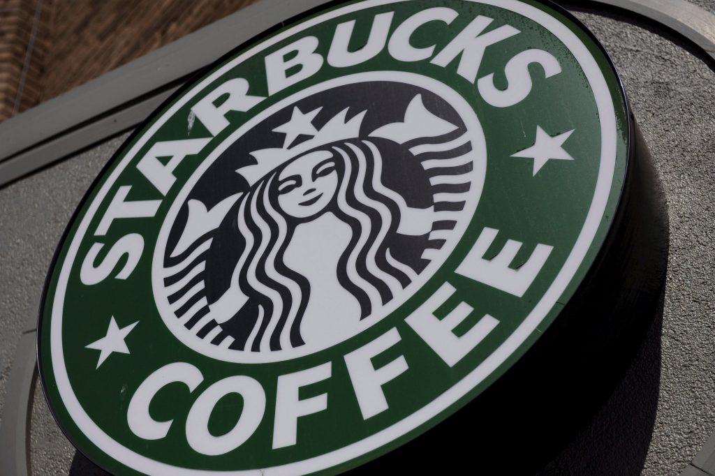 Nueva York y Starbucks acuerdan pago millonario por violar derechos de trabajadores
