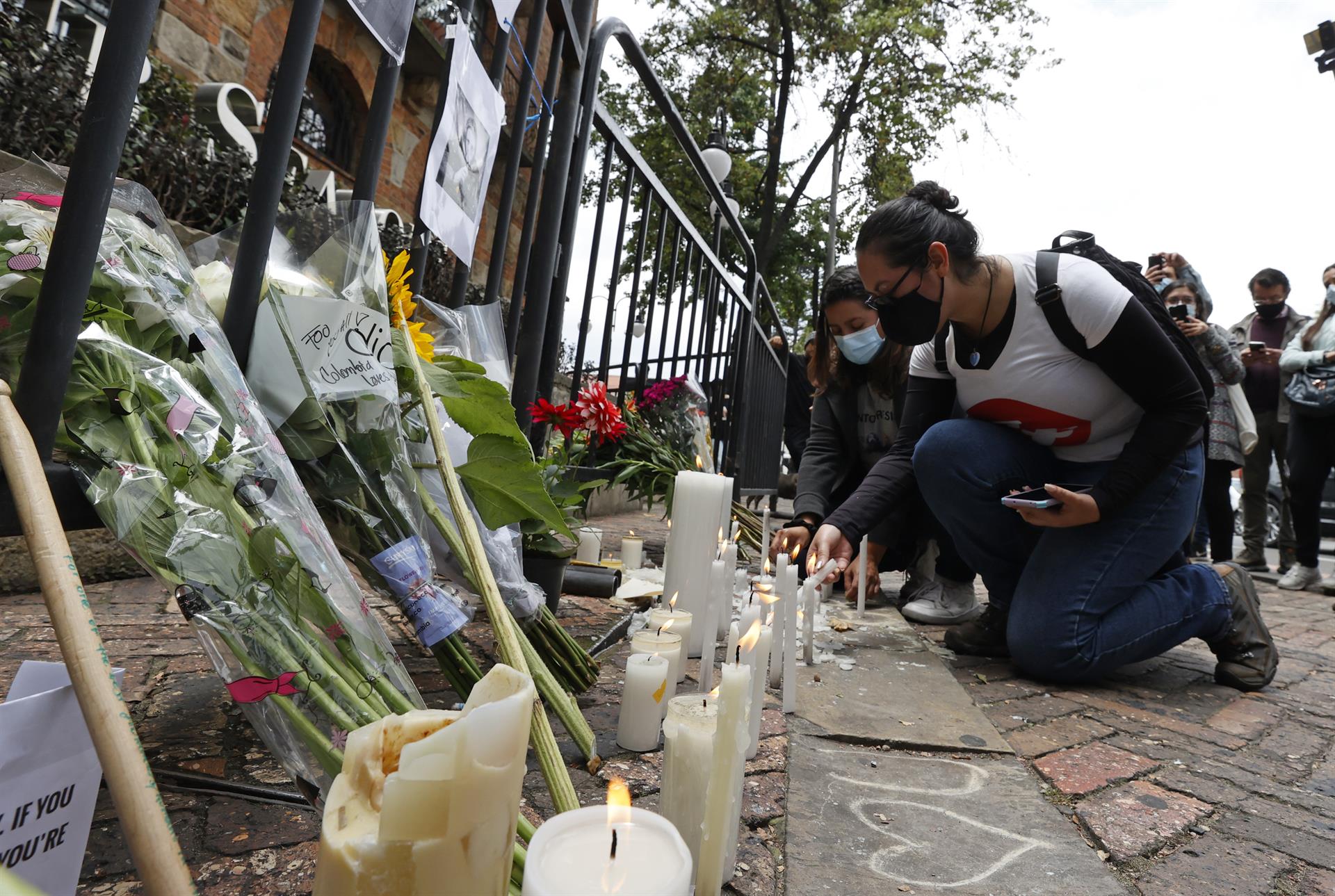 Seguidores de Taylor Hawkins lo homenajean en emotiva despedida en Colombia