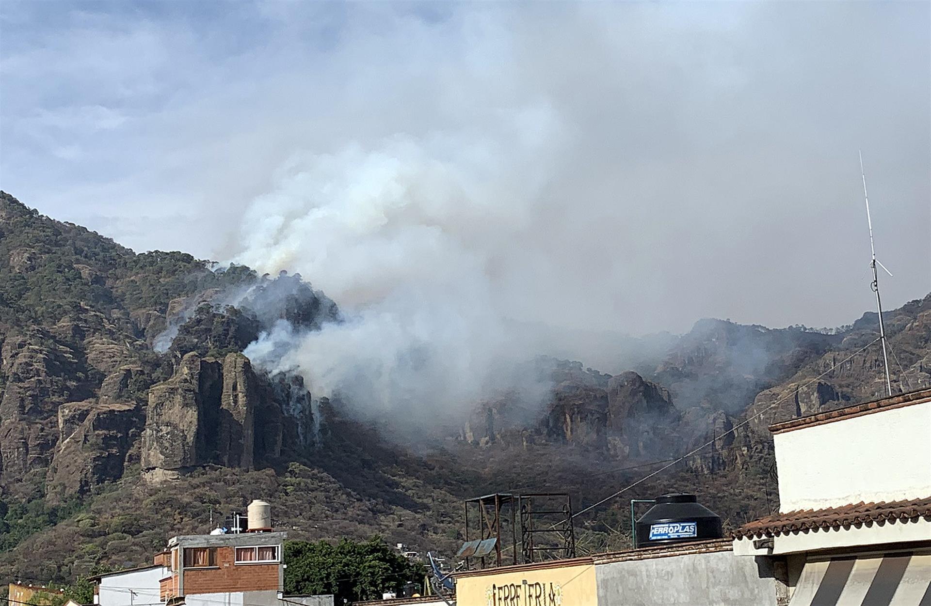 Continúan labores para sofocar incendio en cerro del Tepozteco, Morelos Continúan labores para sofocar incendio en cerro del Tepozteco, Morelos