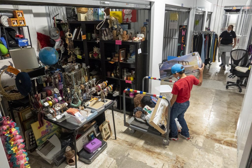 Venezolanos recurren al drama de cruzar la frontera de México para llegar a EE.UU. - tienda-en-miami-del-programa-raices-que-ayuda-a-venezolanos-1024x683