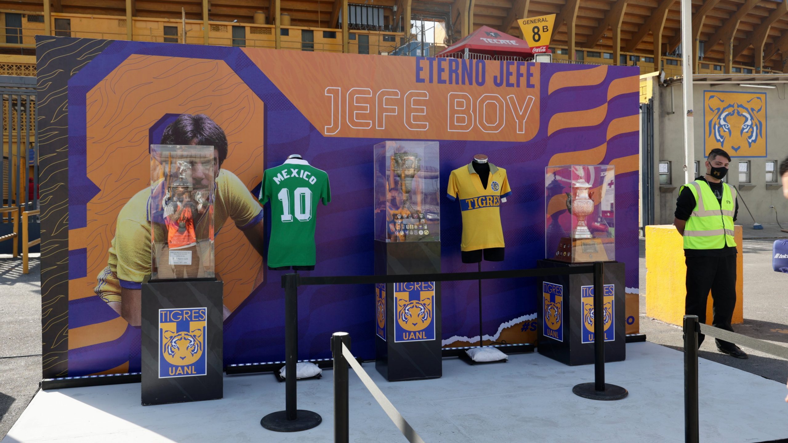 Tigres hace homenaje a Tomás Boy en Clásico Regio