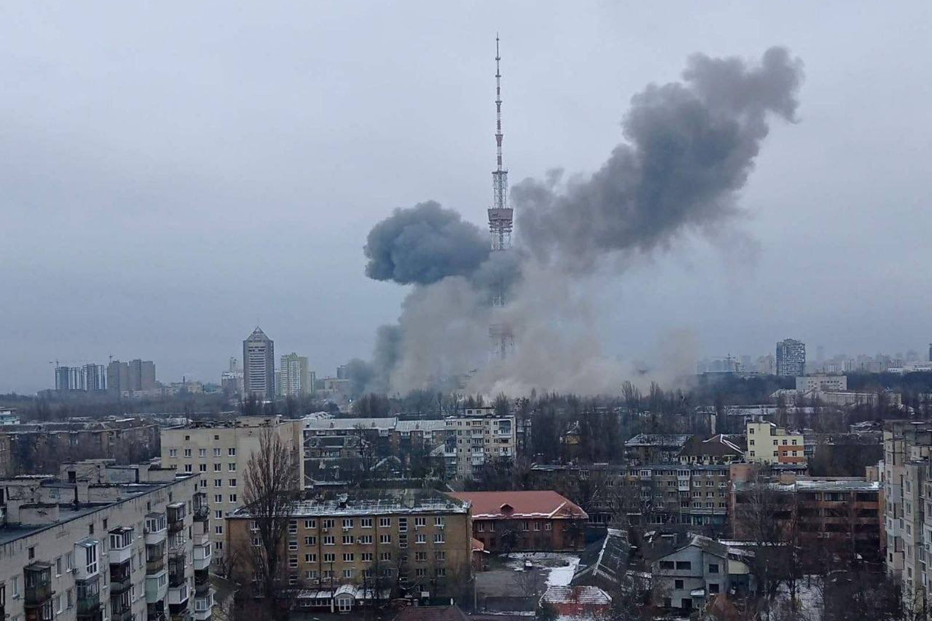 #Video Cinco muertos en bombardeo ruso a torre de televisión en Kiev
