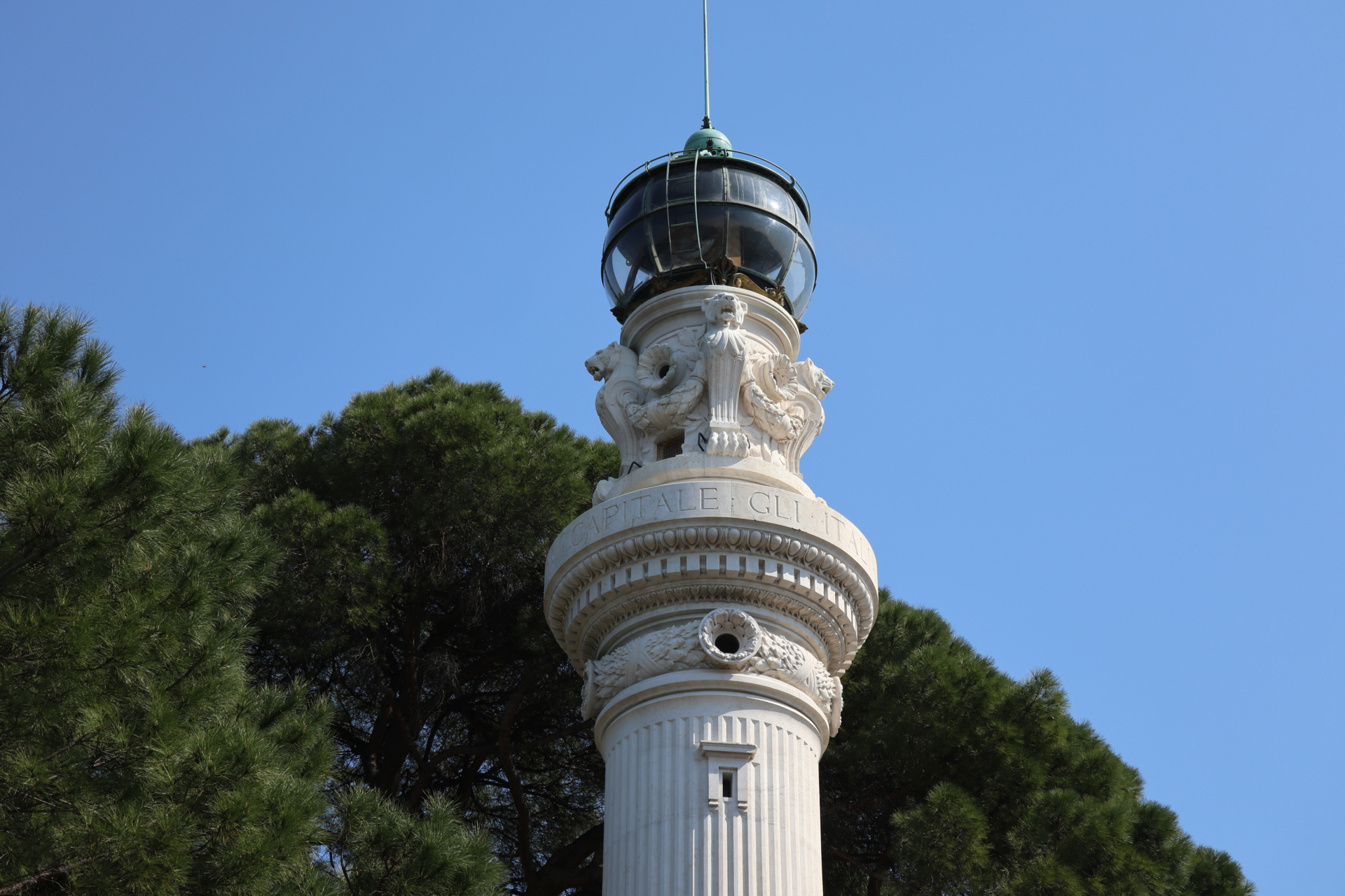 Un “nunca más” en el cielo de Roma en memoria de los desaparecidos