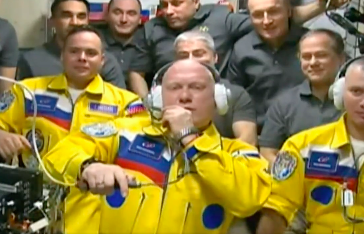 #Video Polémica por supuestos uniformes de cosmonautas con colores de Ucrania #Video Polémica por supuestos uniformes de cosmonautas con colores de Ucrania