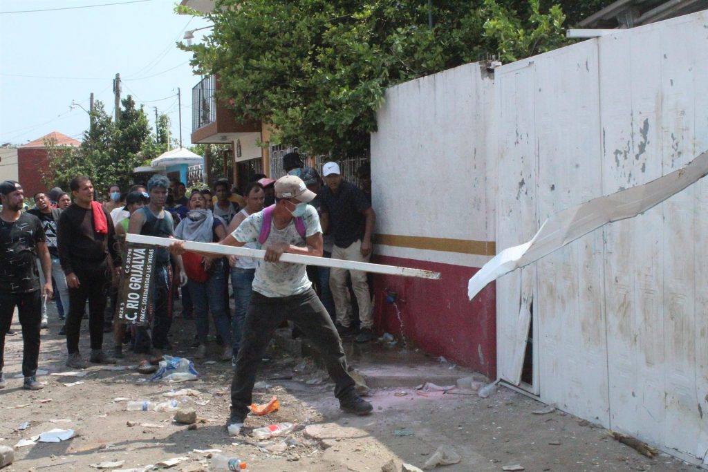 #Video Migrantes vandalizan oficinas del INM en Tapachula; suspenden operaciones - vandalismo-de-migrantes-en-tapachula-1024x683