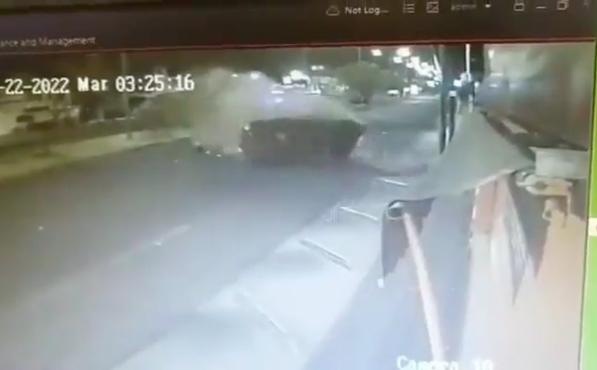 #Video Vuelca camioneta y conductor sale disparado en Pátzcuaro, Michoacán