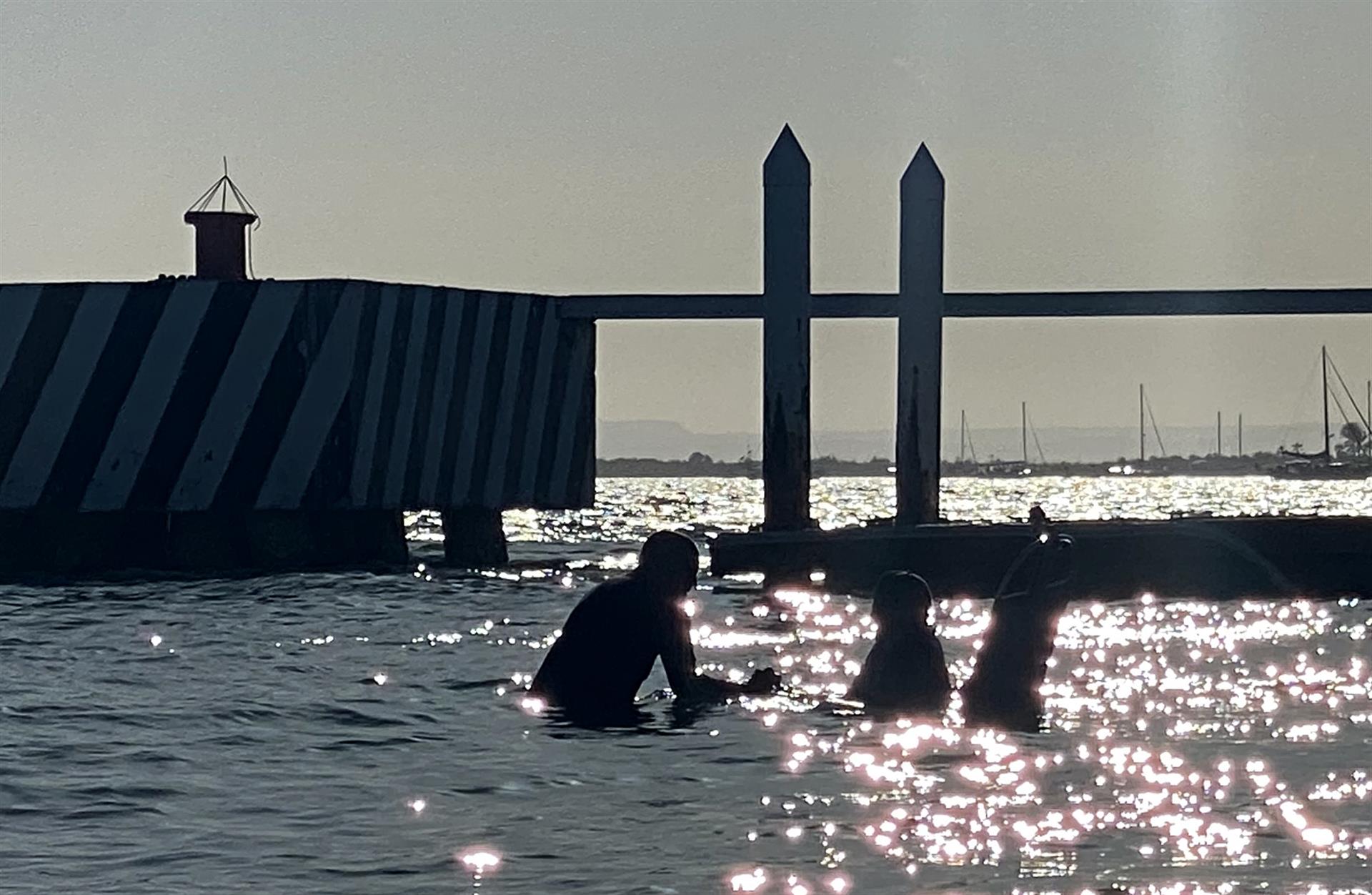 Mexicano crea silla anfibia para que personas con discapacidad gocen la playa