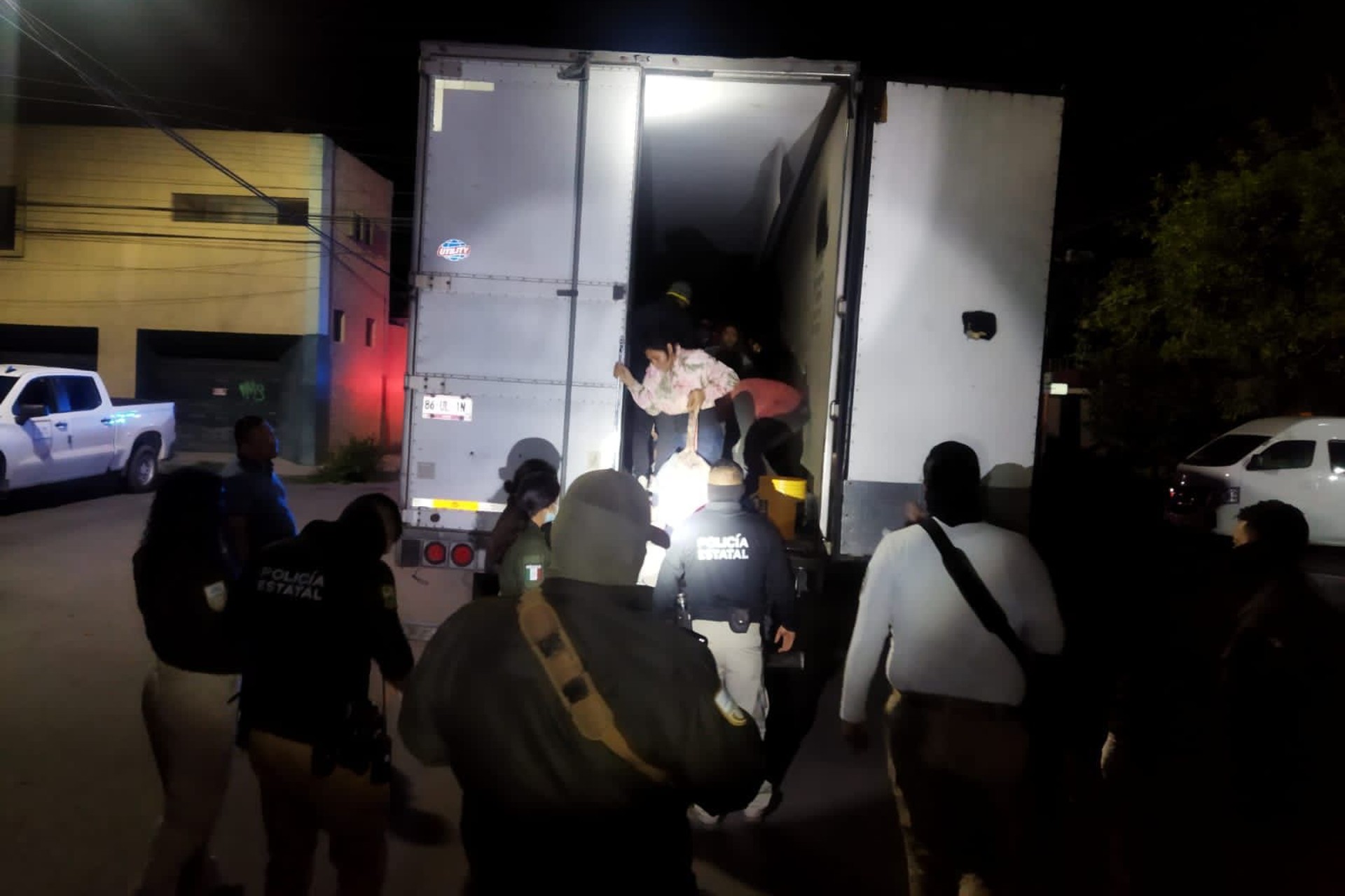 INM halla a 92 migrantes hacinados en un tráiler en Coahuila