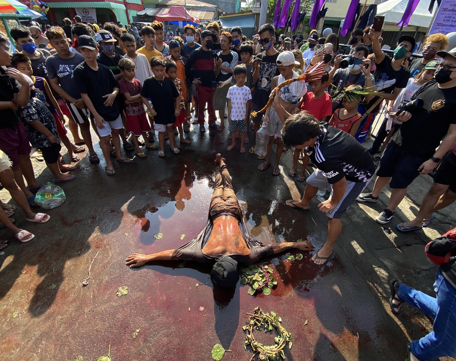 El fervor y la sangre vuelven a Filipinas en Semana Santa, tras la pandemia