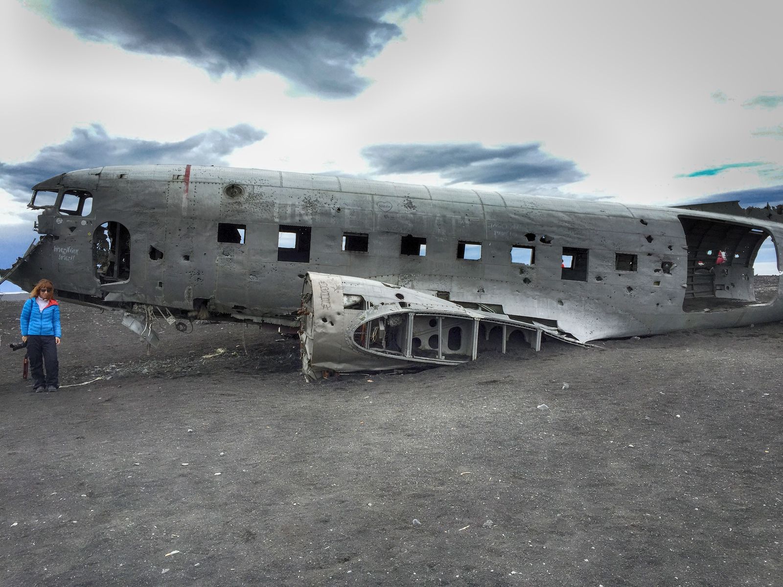 Restos de un avión militar de EE.UU. abandonado en una playa volcánica en Islandia Restos de un avión militar de EE.UU. abandonado en una playa volcánica en Islandia
