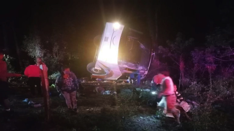 Volcadura de autobús turístico en Oaxaca deja 5 muertos