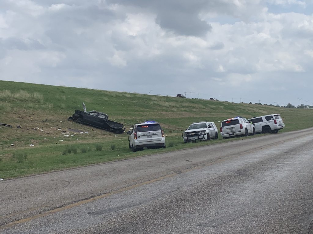 Volcadura tras persecución en Texas deja 15 migrantes heridos - accidente-de-migrantes-en-texas-1024x768