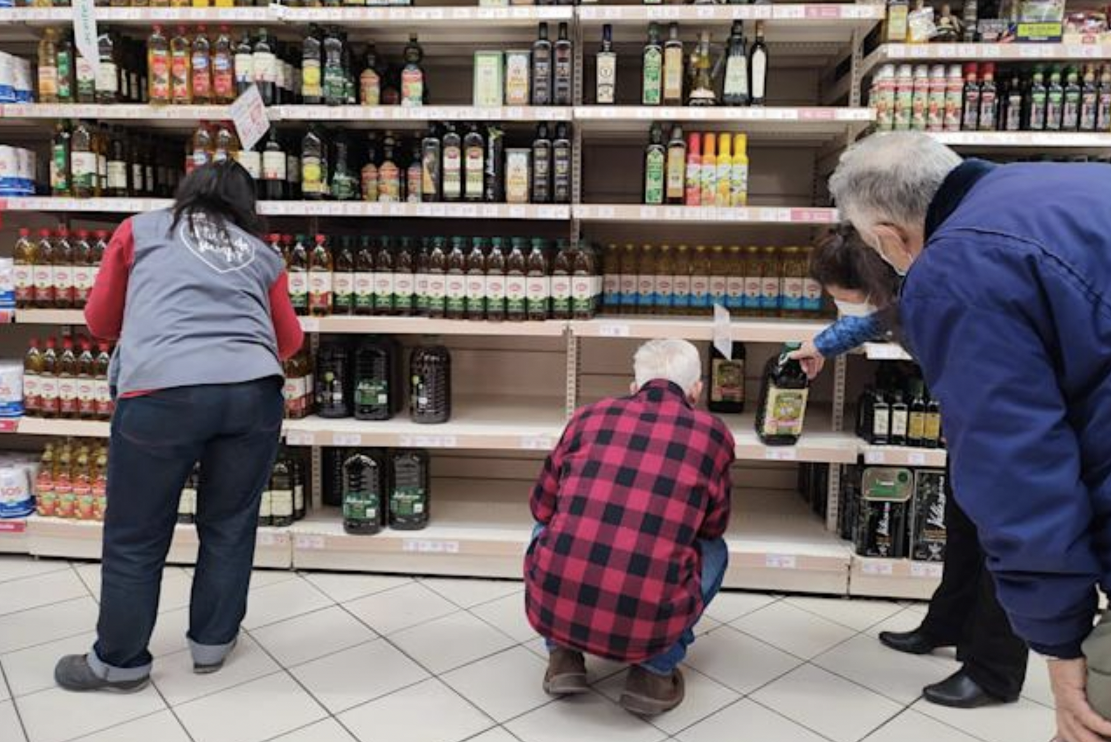 Supermercados británicos limitan compra de aceite por la guerra