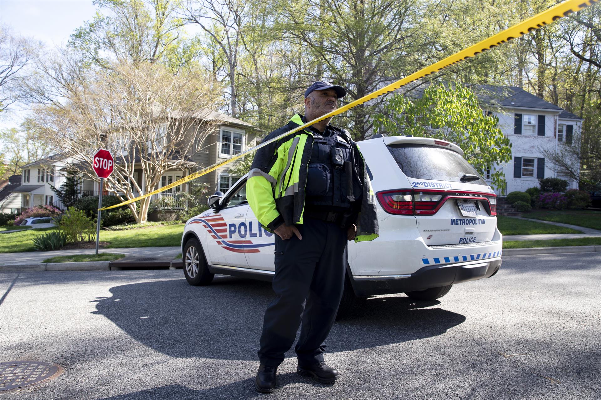 Agentes disparan a intruso en edificio de la Embajada de Perú en Washington Agentes disparan a intruso en edificio de la Embajada de Perú en Washington