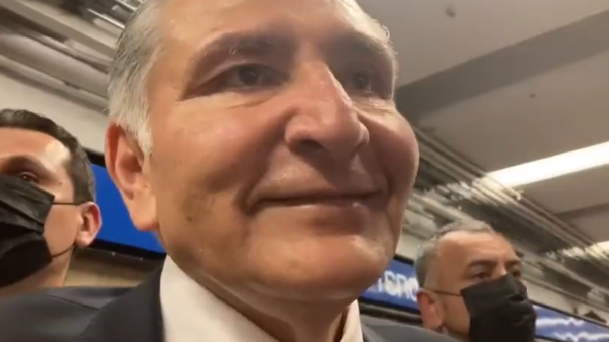 Adán Augusto López asegura que “de ninguna manera” violó la ley; evita a periodistas en el Metro