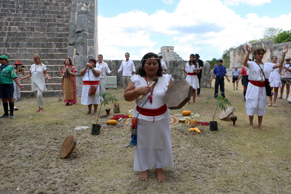 Agradecen a la Madre Tierra con ceremonia ancestral en ruinas de Chichén Itzá - agradecen-a-la-madre-tierra-con-ceremonia-ancestral-en-ruinas-de-chichen-itza-1024x683